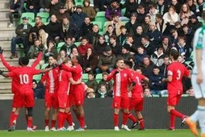 关于清晨阿贾克斯备战荷甲，防线松动细节曝光，底气十足，球队文化再被提及的信息