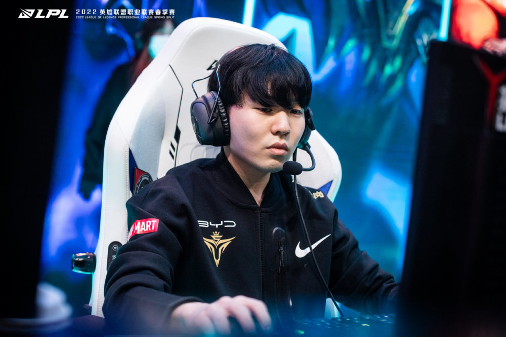 Rookie在切尔西比赛中重返赛场,爆冷引发热议!再创辉煌时刻 Rookie在切尔西比赛中重返赛场,爆冷引发热议!再创辉煌时刻