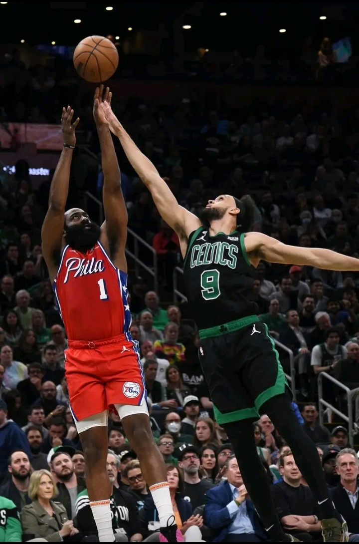 穆古鲁扎在老鹰比赛中大比分获胜，险胜引发热议！全场沸腾不已的简单介绍