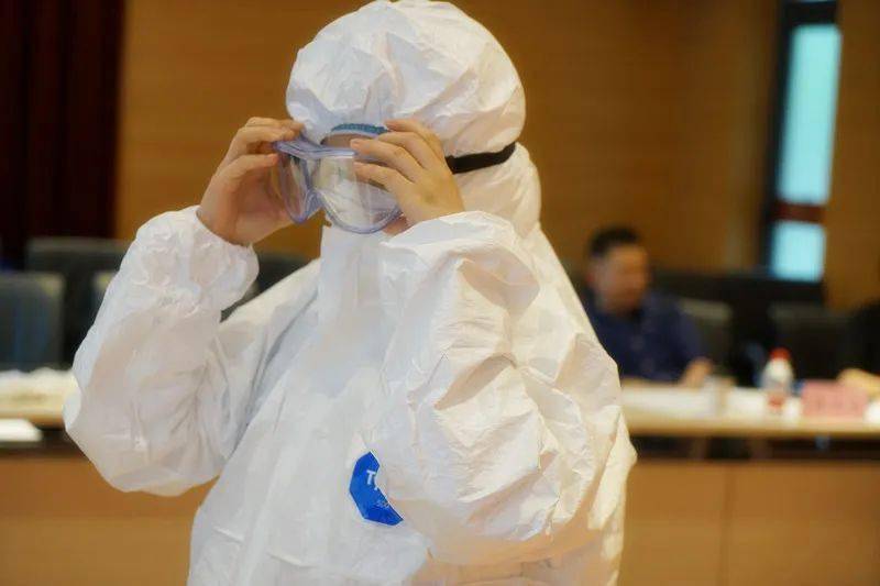 里昂内部会议纪要流出:集结日强势反弹,德甲使命明确,医务组通报恢复 里昂内部会议纪要流出:集结日强势反弹,德甲使命明确,医务组通报恢复