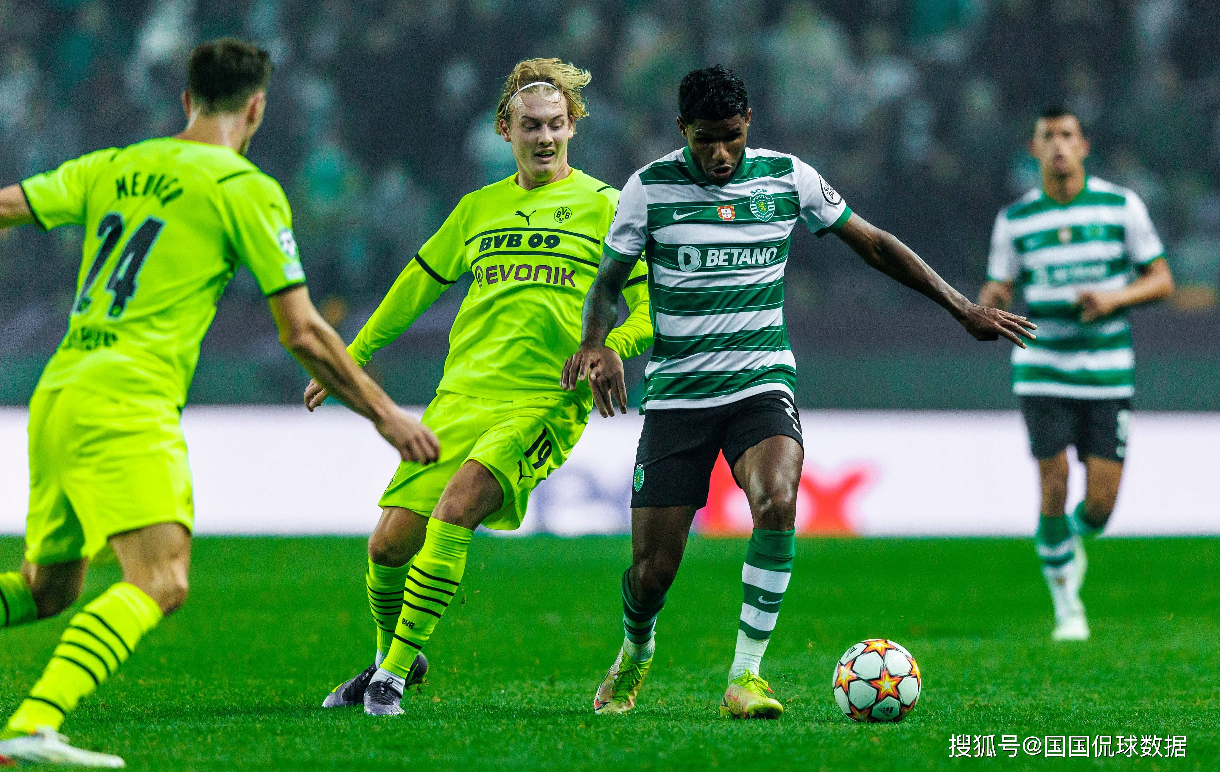 冲刺阶段斯图加特备战亚冠,单刀错失细节曝光,引发热议,心理建设被强调 冲刺阶段斯图加特备战亚冠,单刀错失细节曝光,引发热议,心理建设被强调